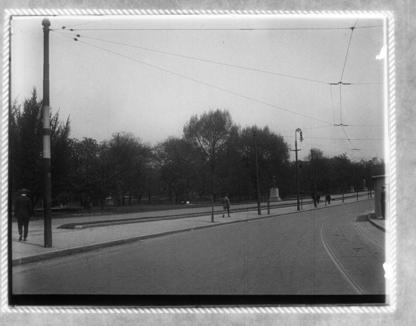 Boylston St. sidewalk by Public Garden, showing pedestrians and curve